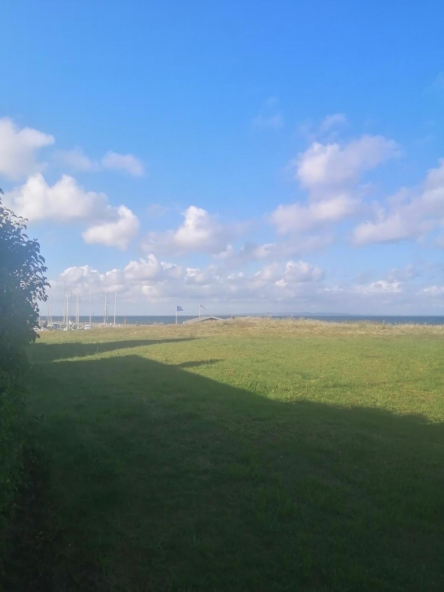 Minihus Til Havn, Strand, Vand Og By I *