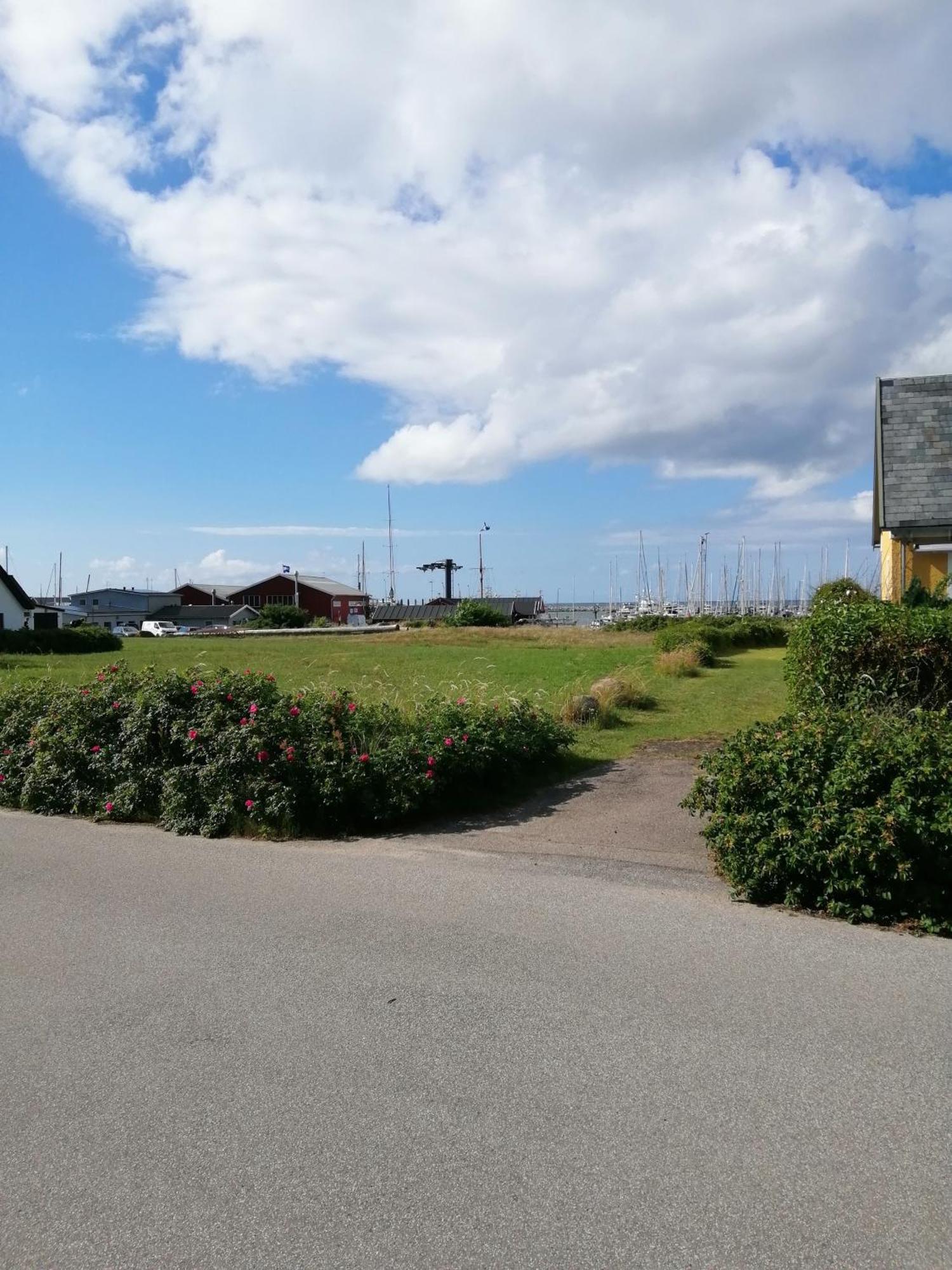 Minihus Til Havn, Strand, Vand Og By I *
