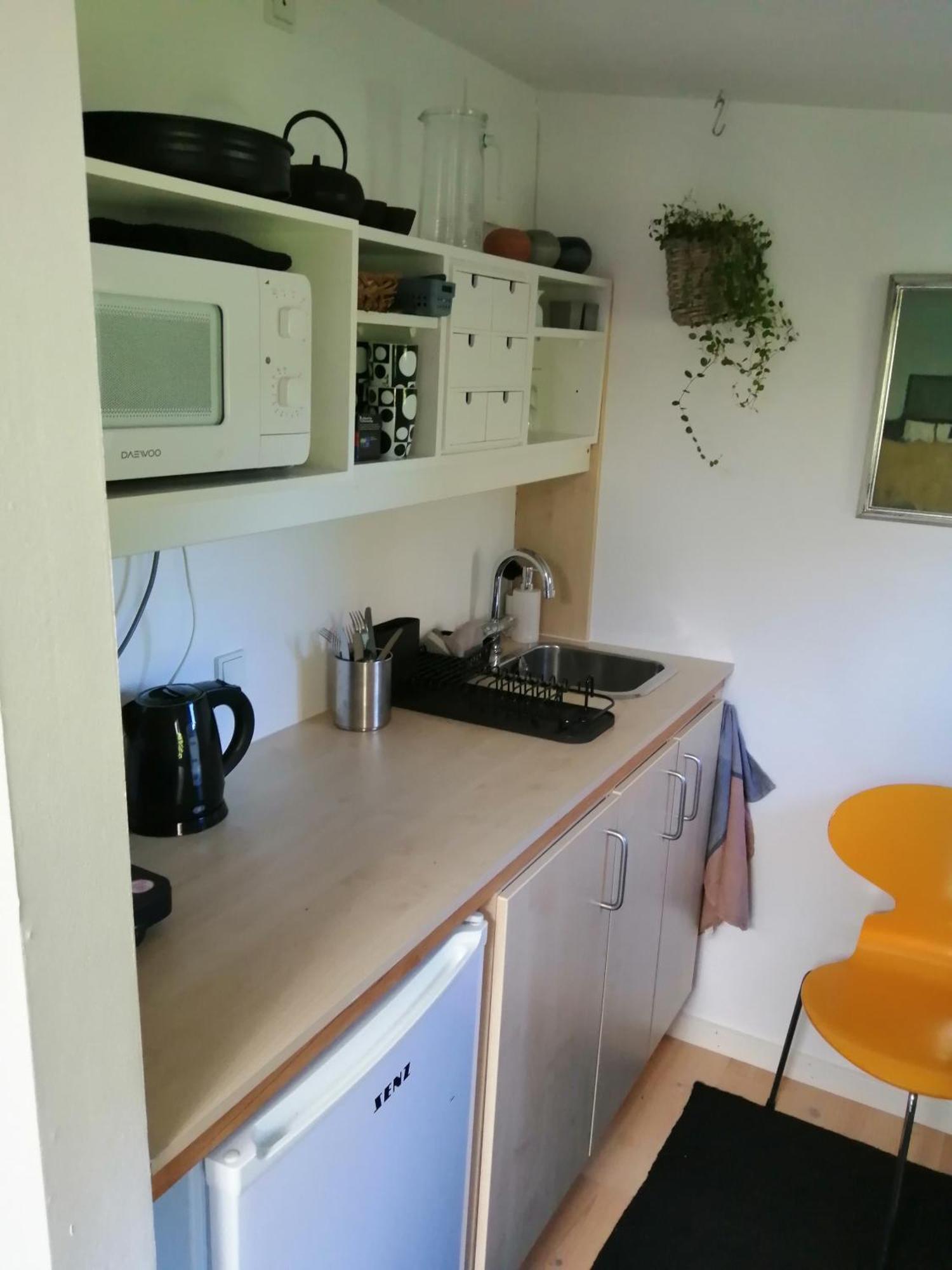 Minihus Til Havn, Strand, Vand Og By I *